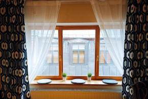 Elegant Old Town Loft, up to 4 guests, SELF Check-In, Steps from Bus Station